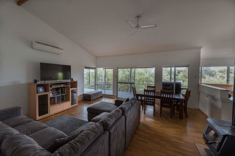 Peppy Beach Ocean Views - Accommodation Redcliffe 4