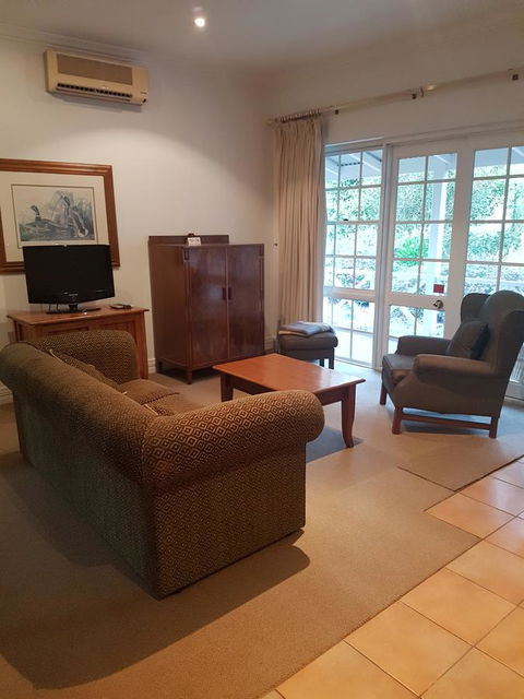 Two Sisters Chalets - Accommodation Redcliffe 13