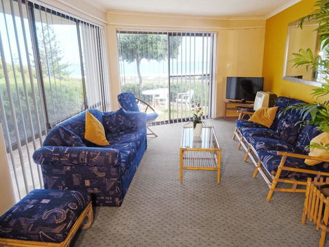Scarborough & Absolutely Beachfront - Accommodation Redcliffe 4
