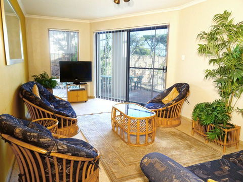 Scarborough & Absolutely Beachfront - Accommodation Redcliffe 10