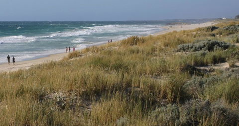 Scarborough & Absolutely Beachfront - Accommodation Redcliffe 2