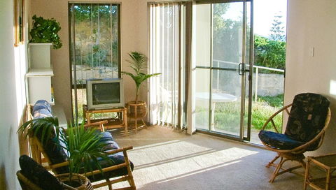 Scarborough & Absolutely Beachfront - Accommodation Redcliffe 8