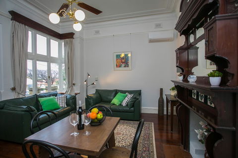 Danum House - Accommodation Redcliffe 4