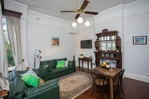 Danum House - Accommodation Redcliffe 8