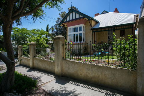 Danum House - Accommodation Redcliffe 0