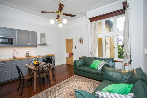 Danum House - Accommodation Redcliffe 11