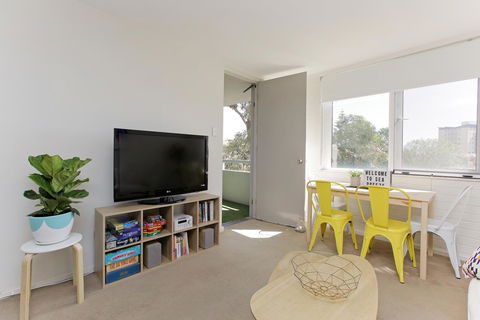 SEA BREEZE â€“ Between Cottesloe Beach & Swan River - Accommodation Redcliffe 1