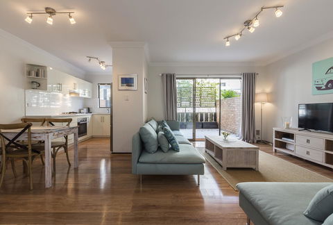 Cottesloe Sea Salt Abode - Executive Escapes - Accommodation Redcliffe 0
