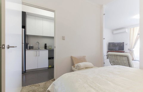 Perth Luxury City Apartment- Free Parking - Accommodation Redcliffe 8