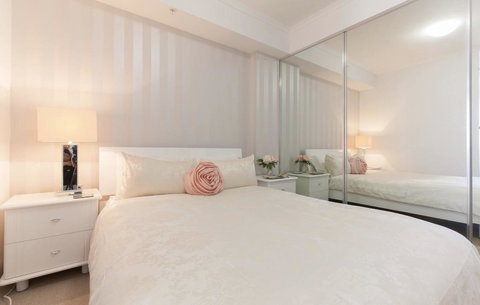 Perth Luxury City Apartment- Free Parking - Accommodation Redcliffe 2