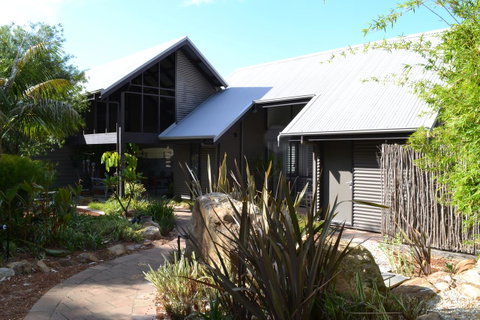 DESIGNER'S STUDIO - Accommodation Redcliffe 13