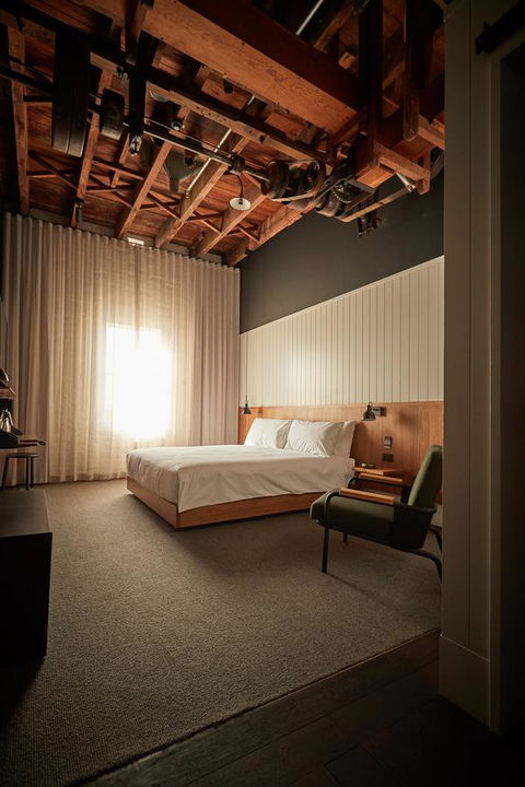 The Premier Mill Hotel - Accommodation Redcliffe 2