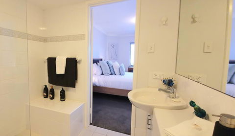 Sandcastles Beachfront Luxury Retreat Apartment - Accommodation Redcliffe 13