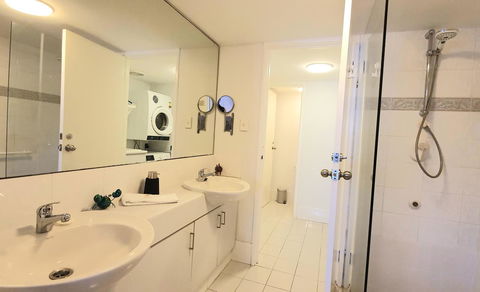 Sandcastles Beachfront Luxury Retreat Apartment - Accommodation Redcliffe 6