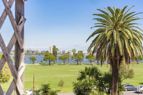 Light Bright, Quality River Views! Free Parking - Accommodation Redcliffe 31