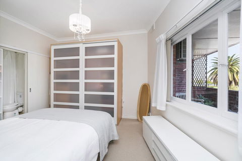 Light Bright, Quality River Views! Free Parking - Accommodation Redcliffe 9