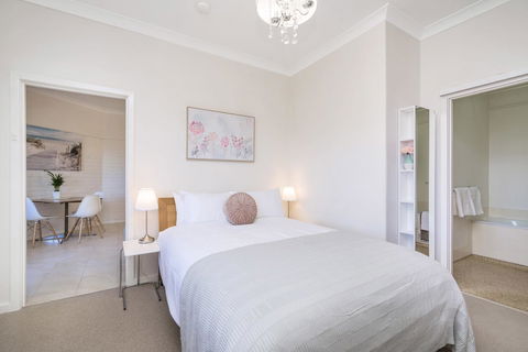 Light Bright, Quality River Views! Free Parking - Accommodation Redcliffe 0