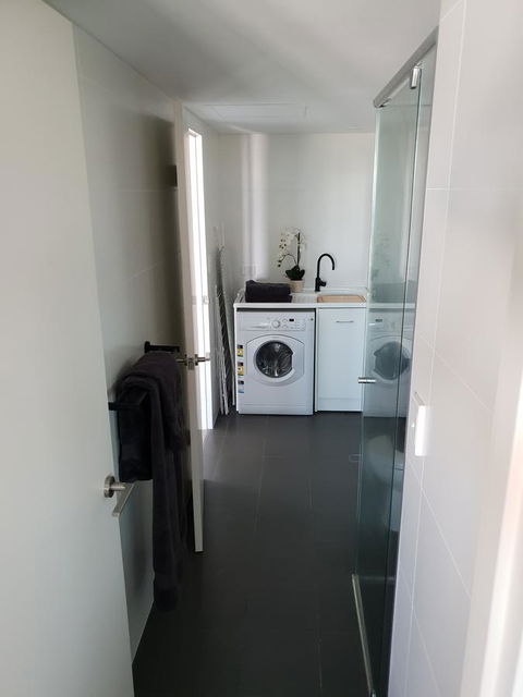 Modern Northbridge Apartment - Accommodation Redcliffe 6