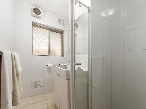 Rosalie 02 - Accommodation Redcliffe 14