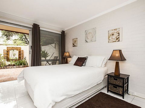 Rosalie 02 - Accommodation Redcliffe 12