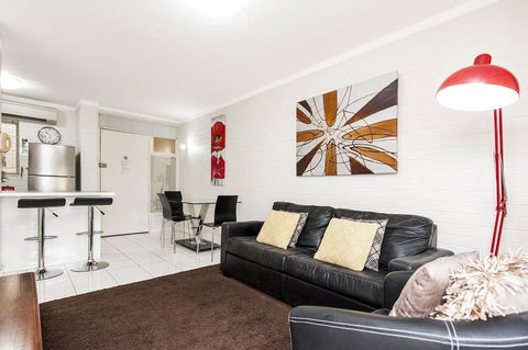 Rosalie 02 - Accommodation Redcliffe 9