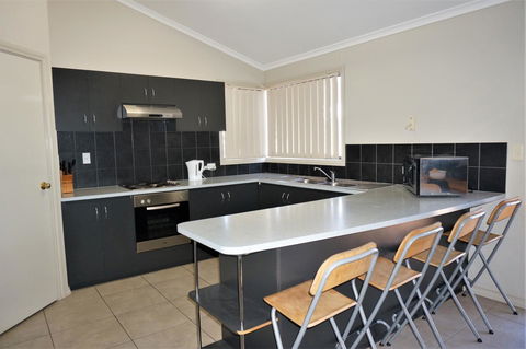 9 Krait Street - Perfect For Large Groups Or Families Alike - Accommodation Redcliffe 5