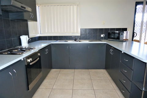 9 Krait Street - Perfect For Large Groups Or Families Alike - Accommodation Redcliffe 6