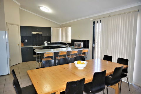 9 Krait Street - Perfect For Large Groups Or Families Alike - Accommodation Redcliffe 4