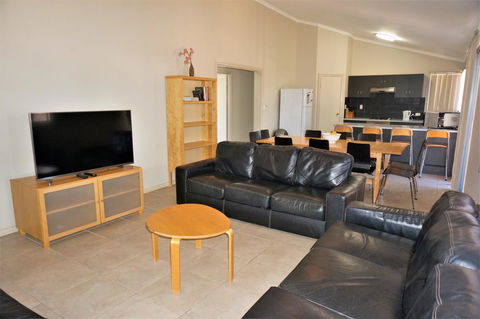 9 Krait Street - Perfect For Large Groups Or Families Alike - Accommodation Redcliffe 2
