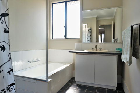 9 Krait Street - Perfect For Large Groups Or Families Alike - Accommodation Redcliffe 11