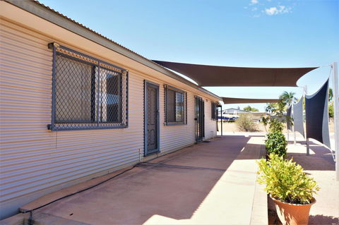 9 Krait Street - Perfect For Large Groups Or Families Alike - Accommodation Redcliffe 1