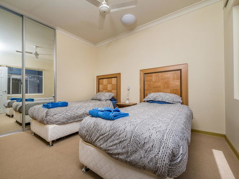 Seafront Unit 60 - Accommodation Redcliffe 2