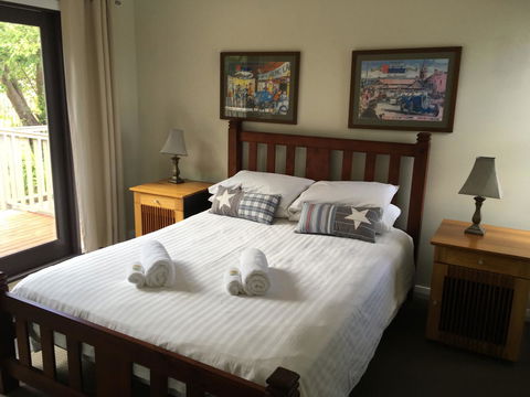 Rowley House - Accommodation Redcliffe 19