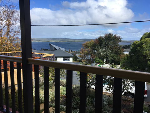 Rowley House - Accommodation Redcliffe 9