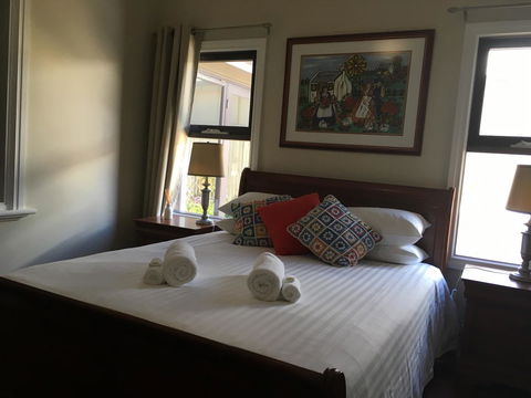 Rowley House - Accommodation Redcliffe 15