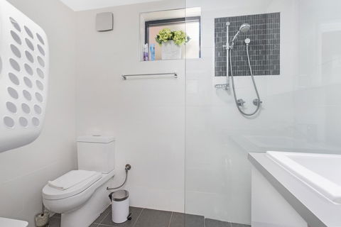 Gorgeous 26 1 Bed Designer Fitout Perfect Location - Accommodation Redcliffe 29