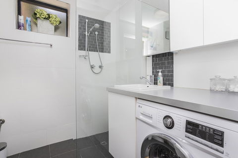 Gorgeous 26 1 Bed Designer Fitout Perfect Location - Accommodation Redcliffe 5