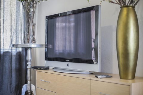 Gorgeous 26 1 Bed Designer Fitout Perfect Location - Accommodation Redcliffe 3