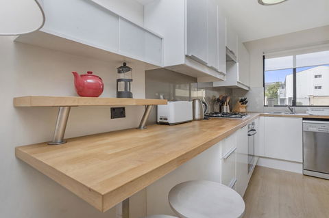 Gorgeous 26 1 Bed Designer Fitout Perfect Location - Accommodation Redcliffe 16