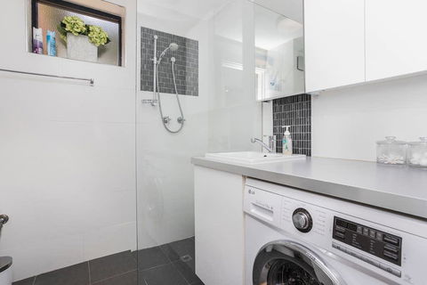 Gorgeous 26 1 Bed Designer Fitout Perfect Location - Accommodation Redcliffe 36