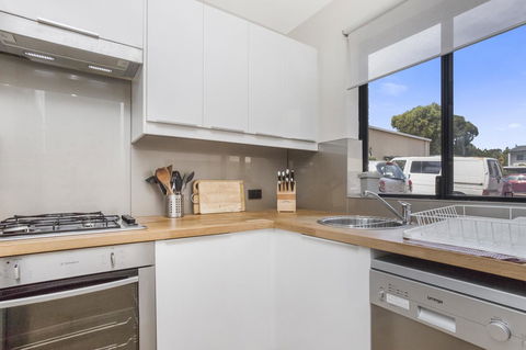 Gorgeous 26 1 Bed Designer Fitout Perfect Location - Accommodation Redcliffe 9