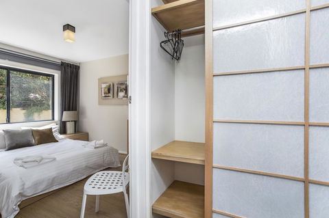 Gorgeous 26 1 Bed Designer Fitout Perfect Location - Accommodation Redcliffe 1