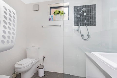 Gorgeous 26 1 Bed Designer Fitout Perfect Location - Accommodation Redcliffe 42