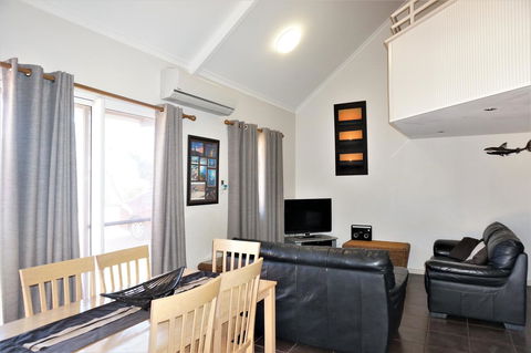 Osprey Holiday Village Unit 113 2 Bedroom - Accommodation Redcliffe 1