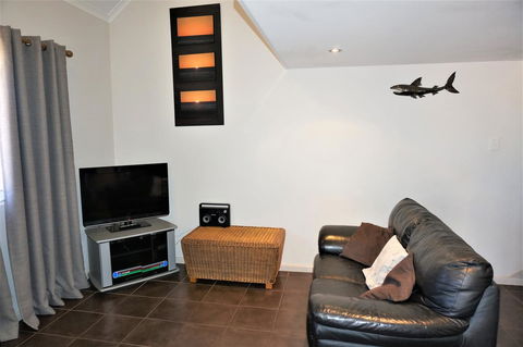 Osprey Holiday Village Unit 113 2 Bedroom - Accommodation Redcliffe 2