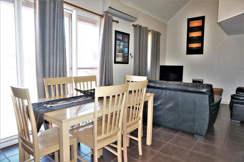 Osprey Holiday Village Unit 113 2 Bedroom - Accommodation Redcliffe 3