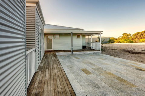 Blue Sky Escapes The Lookout Lancelin - Accommodation Redcliffe 2