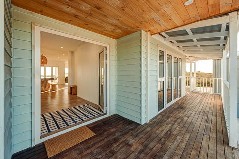 Blue Sky Escapes The Lookout Lancelin - Accommodation Redcliffe 4