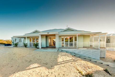 Blue Sky Escapes The Lookout Lancelin - Accommodation Redcliffe 0