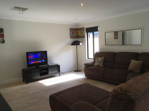 Shiraz Heights - Accommodation Redcliffe 2